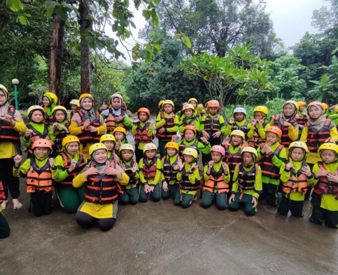 Serunya Outbound dan Tubing Siswa Kelas 4–6 SD Integral Walisongo di River Moon, Klaten